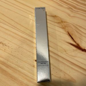 Lancôme foundation brush.